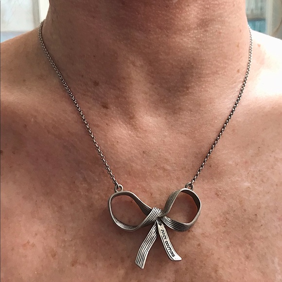 🆕🔥RARE JUICY COUTURE BEAUTIFUL SMALL SILVER BOW NECKLACE/👀👀ALL PICS PLEASE - Picture 3 of 16
